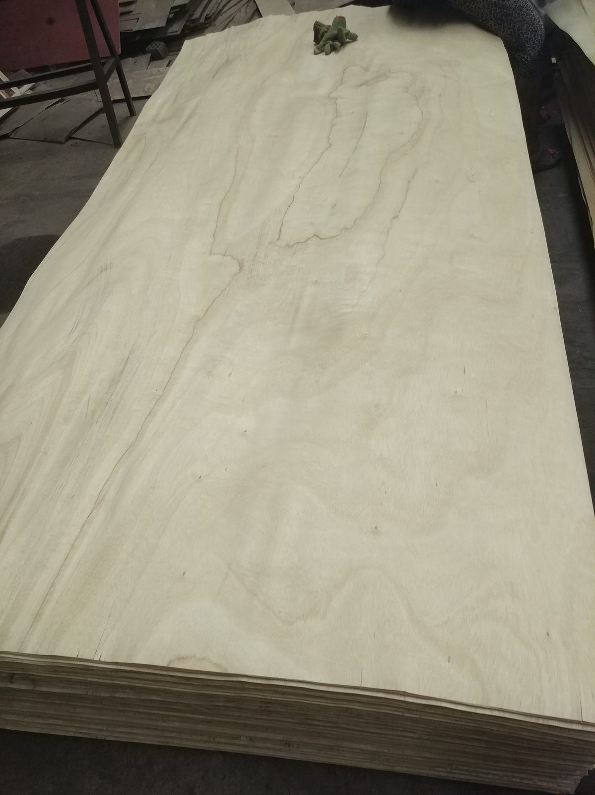 Light-color MLH rotary-cut veneer sheet