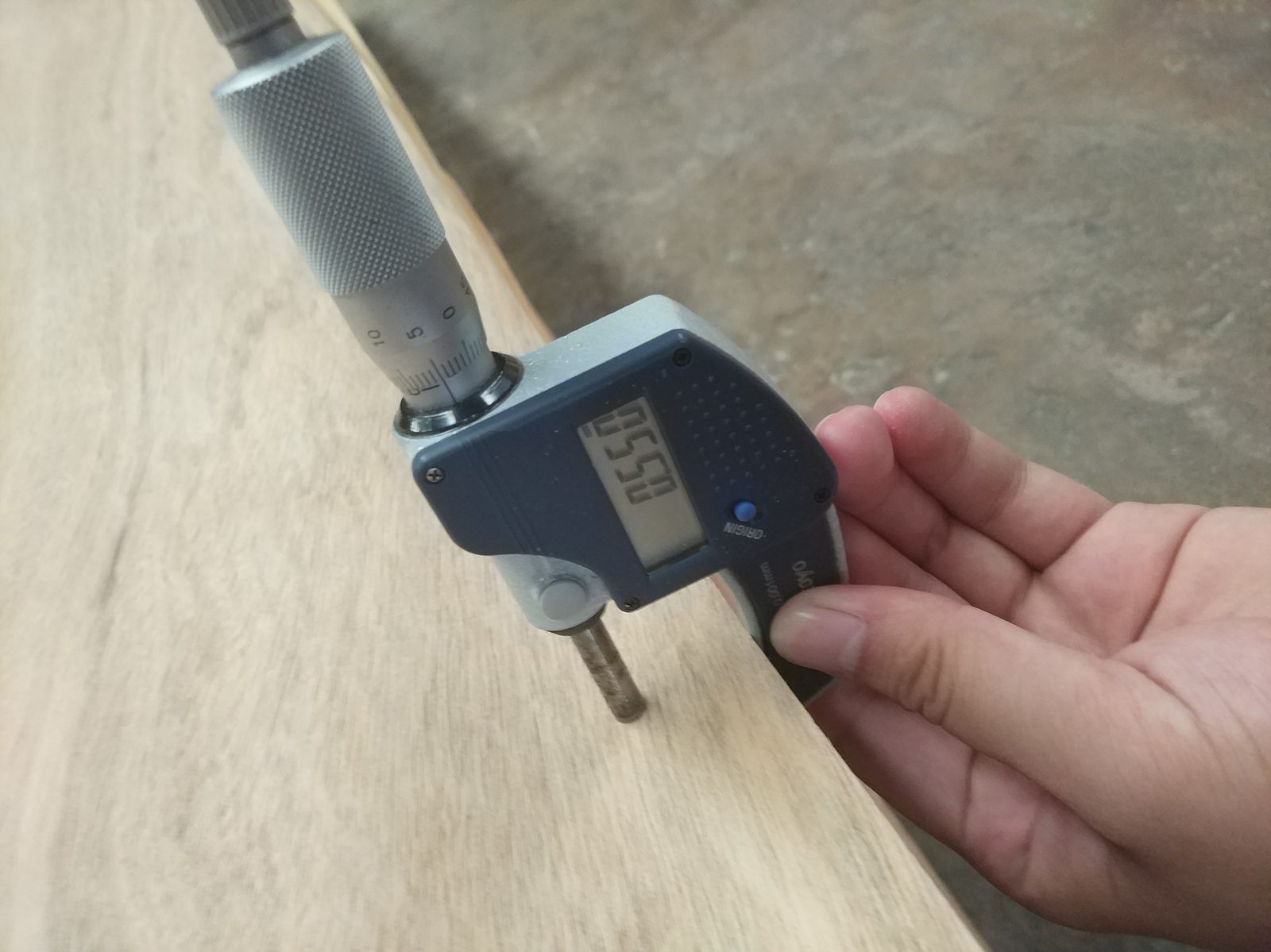 Thickness inspection of an MLH veneer sheet