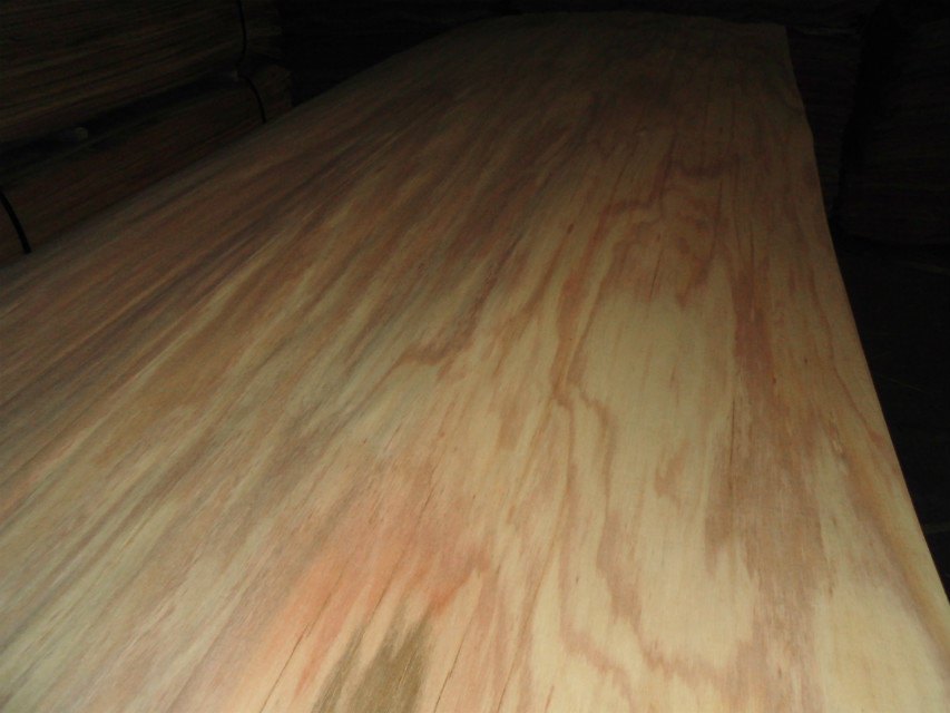 Natural grain variation on a Mersawa veneer sheet